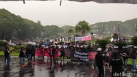 Ratusan korban berjatuhan akibat berdesakan di pintu 13 dan 12 setelah rentetan gas air mata ditembakkan ke arah tribun selatan/Foto: Muhammad Aminudin