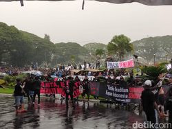 Massa Aksi 40 Hari Tragedi Kanjuruhan Tetap Bertahan di Tengah Guyuran Hujan