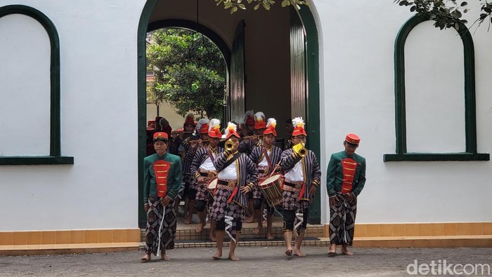 Abdi Dalem Musikan Kraton Jogja melakukan pentas Musikan Mandalasana dalam rangka memperingati Hari Pahlawan, Kamis (10/11/2022).