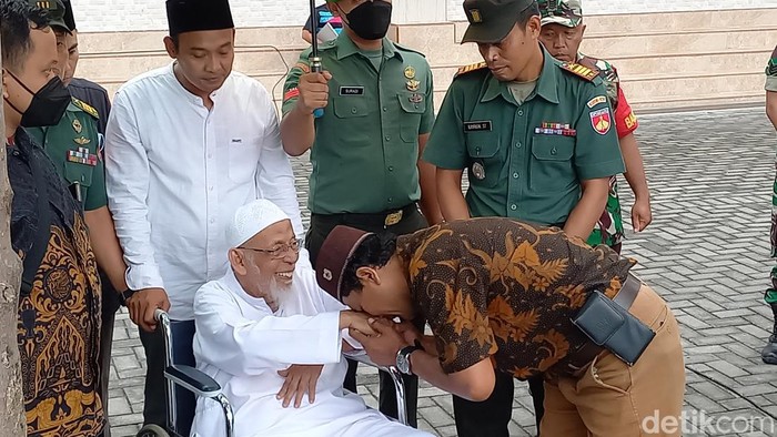 Abu Bakar Baasyir mengikuti upacara peringatan Hari Pahlawan di halaman Pondok Pesantren (Ponpes) Al-Mukmin, Ngruki, Kecamatan Grogol, Sukoharjo, Kamis (10/11/2022) sore.