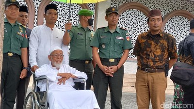 Momen Abu Bakar Baasyir Ikut Upacara Hari Pahlawan di Ponpes Ngruki