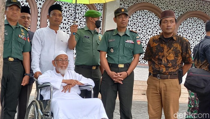 Abu Bakar Baasyir mengikuti upacara peringatan Hari Pahlawan di Pondok Pesantren Al-Mukmin, Ngruki, Kecamatan Grogol, Sukoharjo, Kamis (10/11/2022) sore.