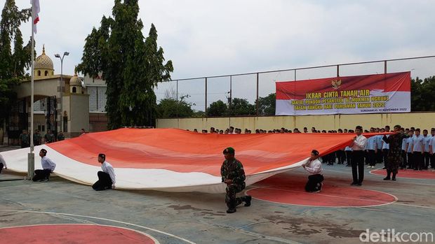 Abu Bakar Ba'asyir mengikuti upacara peringatan Hari Pahlawan di Pondok Pesantren Al-Mukmin, Ngruki, Kecamatan Grogol, Sukoharjo, Kamis (10/11/2022) sore.