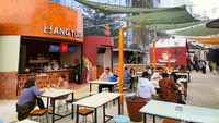 Pengunjung bisa duduk-duduk di bagian dalam restoran atau sekalian di area outdoor sambil menikmati pemandangan gedung-gedung pencakar langit. Gimana detikers, tertarik mampir nggak nih?