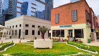 Chillax merupakan tempat pertama di area Sudirman yang memperkenalkan konsep food & beverages (F&B) bertema alfresco dining atau restoran dengan ruang terbuka.