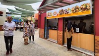 Chillax menawarkan sensasi bersantap di area terbuka atau alfresco dining di tengah kota. Konsep ini lazim diusung restoran di berbagai negara Eropa. 