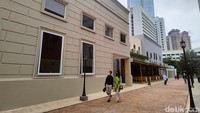 Sejumlah pengunjung tengah beraktivitas di pusat komersial Chillax yang terletak di Jalan Jenderal Sudirman, Kamis (10/11/2022).