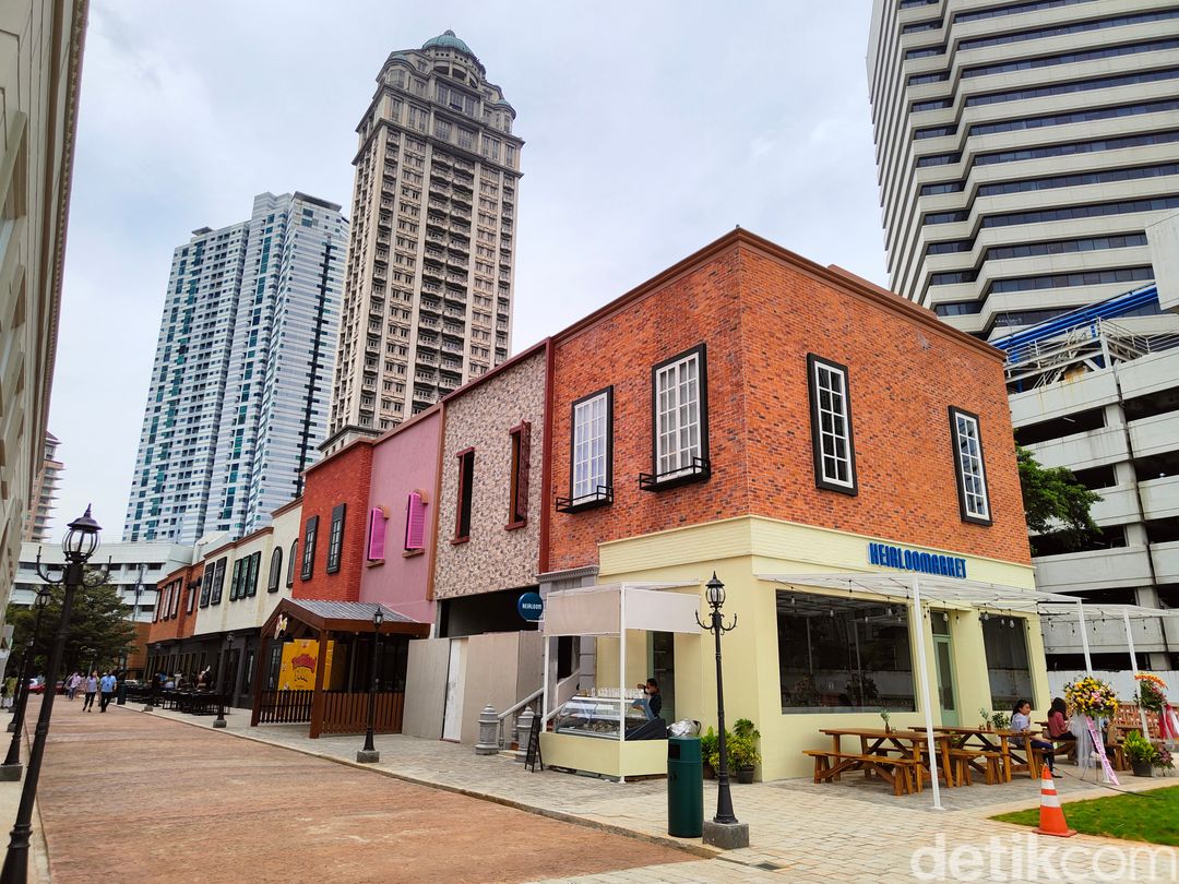 Sejumlah pengunjung tengah beraktivitas di pusat komersial Chillax yang terletak di jalan jenderal sudirman, Kamis (10/11/2022). Chillax merupakan tempat pertama di area Sudirman yang memperkenalkan konsep food & beverages (F&B) bertema alfresco dining atau restoran dengan ruang terbuka.