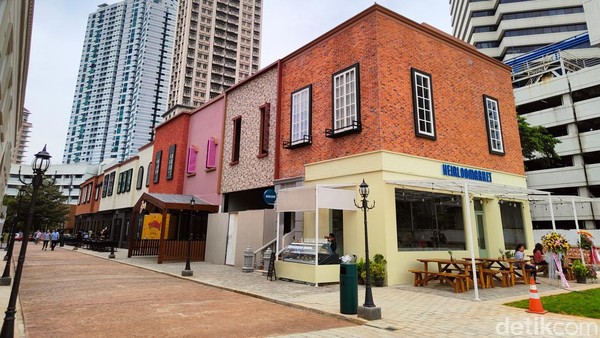 Ada lagi nih yang baru, namanya Chillax, singkatan dari chill and relax. Tempat ini juga jadi salah satu tempat nongkrong di Jakarta Selatan yang baru dibuka awal November 2022 ini lho gaes. Area ini merupakan suatu kawasan komersil baru dengan konsep food & beverages (F&B) bertema alfresco dining alias restoran dengan ruang terbuka. Grandyos Zafna/detikcom Ada lagi nih yang baru, namanya Chillax, singkatan dari chill and relax. Tempat ini juga jadi salah satu tempat nongkrong di Jakarta Selatan yang baru dibuka awal November 2022 ini lho gaes. Area ini merupakan suatu kawasan komersil baru dengan konsep food & beverages (F&B) bertema alfresco dining alias restoran dengan ruang terbuka. Grandyos Zafna/detikcom