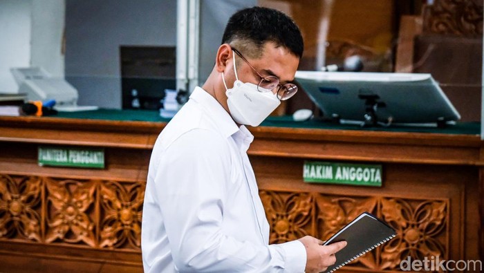 AKP Irfan Widyanto menjalani sidang lanjutan perintangan penyidikan kasus pembunuhan Brigadir Yosua Hutabarat di PN Jaksel, Kamis (10/11/2022). Irfan membawa buku catatan bersampul hitam.
