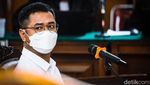AKP Irfan Tenteng Buku Hitam di Sidang Kasus Pembunuhan Yosua