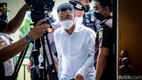 Irfan memasuki ruangan jelang pemeriksaan saksi dalam sidang obstruction of justice pembunuhan Brigadir Yosua di Pengadilan Negeri Jakarta Selatan, Kamis (10/11/2022).