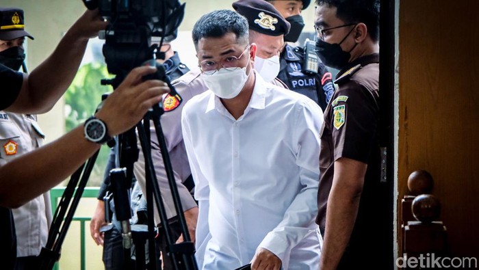 AKP Irfan Widyanto menjalani sidang lanjutan perintangan penyidikan kasus pembunuhan Brigadir Yosua Hutabarat di PN Jaksel, Kamis (10/11/2022). Irfan membawa buku catatan bersampul hitam.
