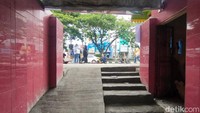 Tangga dan turunan tersebut dibangun pada Rabu (9/11) kemarin oleh Dinas PUPR Kota Depok. (Dwi Rahmawati/detikcom)