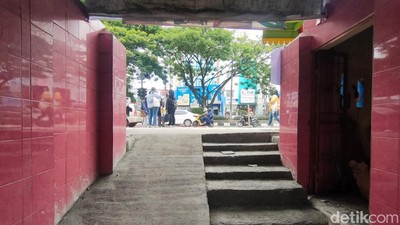 Kondisi SDN Pocin 1 Depok Tertutup Trotoar, Kini Dibikin Tangga