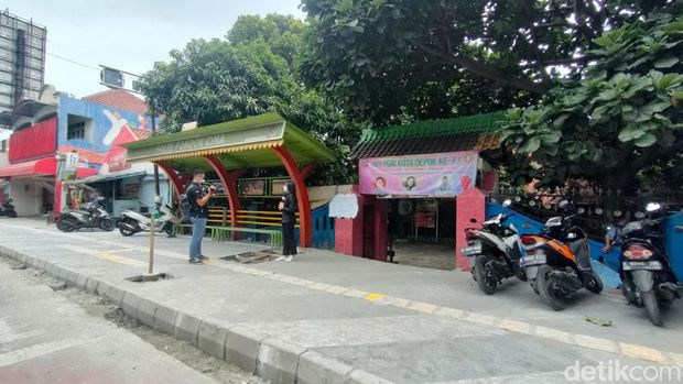 Akses ke SDN Pondok Cina (Pocin) 1 tertutup trotoar yang baru direvitalisasi. Kini dibangun tangga untuk membantu akses ke SDN Pocin 1. (Dwi Rahmawati/detikcom)