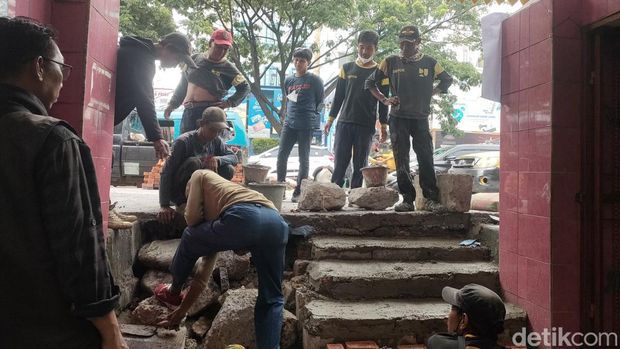 SDN Pocin 1 Depok sedang menjadi sorotan masyarakat karena tertutup trotoar. Kini, sudah dibangun tangga sebagai penghubung sekolah dengan trotoar.