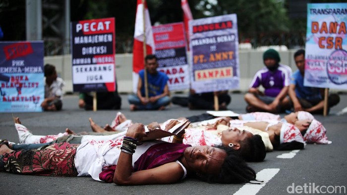 Sejumlah massa dari Aliansi Masyarakat Anti Mafia Tambang (AMANAT) melakukan aksi teatrikal di Kawasan Patung Kuda, Jakarta, Kamis (10/11/2022).