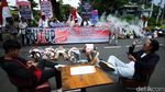 Tolak Mafia Tambang, Warga NTB Gelar Aksi Teatrikal di Patung Kuda