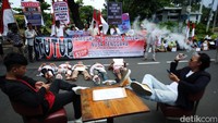 Massa melakukan aksinya selama dua hari. Sebelumnya, mereka telah menggelar aksi mengemis massal di depan Gedung DPR, Rabu (9/11) kemarin.