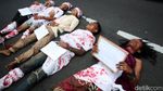 Tolak Mafia Tambang, Warga NTB Gelar Aksi Teatrikal di Patung Kuda