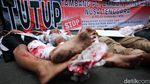 Tolak Mafia Tambang, Warga NTB Gelar Aksi Teatrikal di Patung Kuda