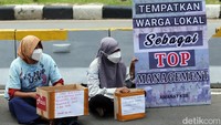 Sejumlah poster juga dibentangkan dalam aksi tersebut.