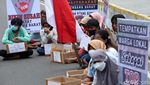 Tolak Mafia Tambang, Warga NTB Gelar Aksi Teatrikal di Patung Kuda