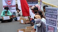 Bendera merah putih juga dikibarkan selama aksi.