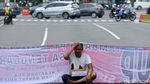 Tolak Mafia Tambang, Warga NTB Gelar Aksi Teatrikal di Patung Kuda