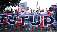 Massa berorasi menyuarakan tuntutannya.