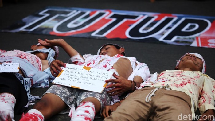 Aksi Teatrikal Warga NTB Tolak Mafia Tambang Sejumlah massa dari Aliansi Masyarakat Anti Mafia Tambang (AMANAT) melakukan aksi teatrikal di Kawasan Patung Kuda, Jakarta, Kamis (10/11/2022).