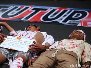 Tolak Mafia Tambang, Warga NTB Gelar Aksi Teatrikal di Patung Kuda