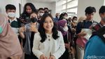 Gaya Prilly Latuconsina di UGM Saat Kembali Jadi Dosen Praktisi