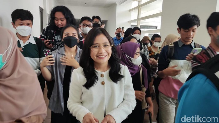Aktris Prilly Latuconsina kembali mengajar di Fisipol UGM, Kamis (10/11/2022) Begini potretnya saat di UGM. Aktris Prilly Latuconsina kembali mengajar di Fisipol UGM, Kamis (10/11/2022) Begini potretnya saat di UGM.
