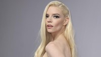 Gaun Anya Taylor-Joy yang berani juga memamerkan rok asimetris yang memamerkan kaki panjangnya. Foto: WireImage/Karwai Tang