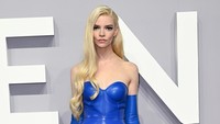 Anya Taylor-Joy memadukan gayanya itu dengan sepasang sarung tangan kulit biru yang serasi. Foto: WireImage/Karwai Tang