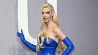 Aktris Queens Gambit itu memastikan semua mata tertuju padanya saat tiba dengan gaun kulit biru cerah. Foto: WireImage/Karwai Tang