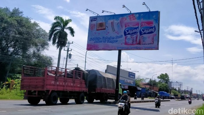 Baliho iklan produk deterjen di Wiradesa, Pekalongan kini bergambar sarung dan sajadah, Kamis (10/11/2022).
