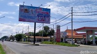 “Saya tidak tahu sejak kapan dipasang lagi. Beberapa hari yang lalu, masih kosong kok, tidak ada baliho iklannya, sejak dilepas belum lama ini,” kata pengguna jalan Pantura Wiradesa, Maskun (47), ditemui detikJateng di lokasi, Kamis (10/11/2022). Foto: Robby Bernardi/detikJateng
