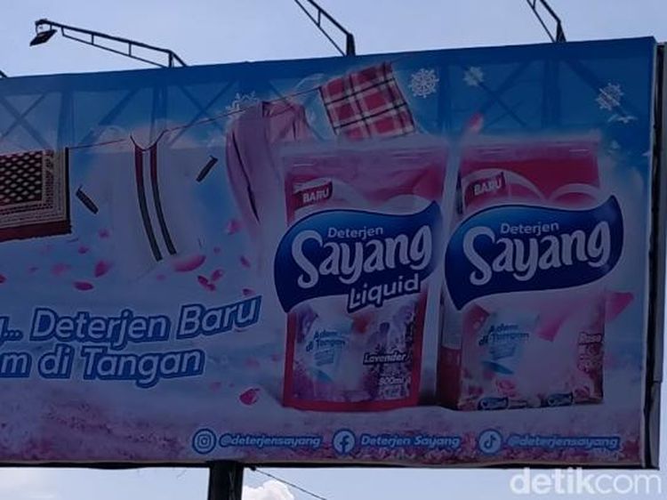 Jreng! Gambar CD-Bra di Baliho Detergen Pekalongan Berganti Sarung-Sajadah