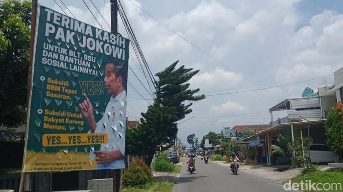 Baliho Terima Kasih Jokowi di Jalan Prambanan-Manisrenggo, Klaten, Kamis (10/11/2022).