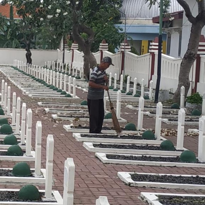 Bangganya Yasin Jadi Tukang Sapu TMP Kota Pasuruan