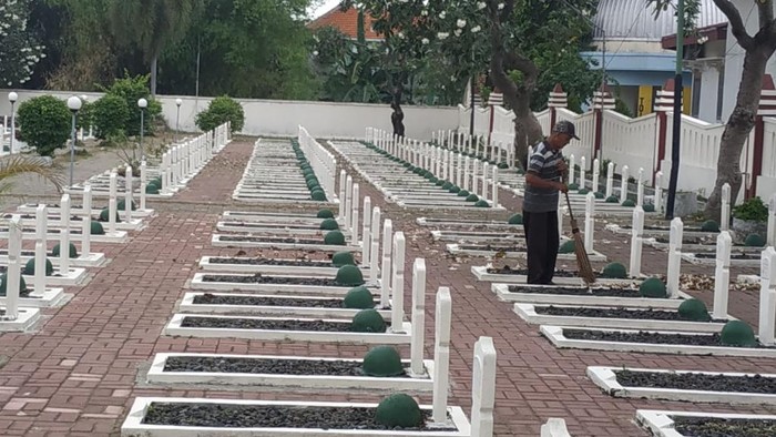 Bangganya Yasin Jadi Tukang Sapu TMP Kota Pasuruan