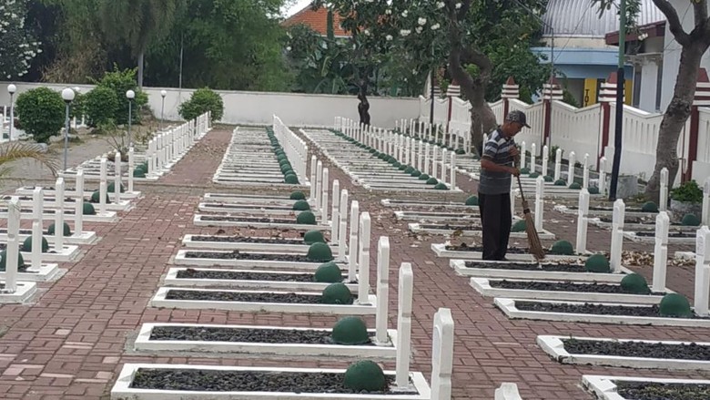 Bangganya Yasin Jadi Tukang Sapu TMP Kota Pasuruan Bangganya Yasin Jadi Tukang Sapu TMP Kota Pasuruan