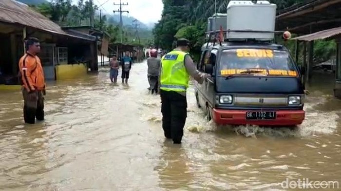 Banjir di Jalinsum Tapsel.