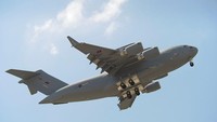 Di lambungnya, pesawat ini bisa menampung hingga lebih dari 100 orang tentara dengan rincian 54 tentara duduk di kursi samping dan 48 tentara di tengah. Foto: Dok. Boeing