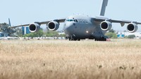 Tak hanya mengangkut tentara, Boeing C-17 Globemaster III juga bisa mengangkut persenjataan militer, dari tank hingga helikopter serbu. Pesawat ini bisa membawa tank utama M1 Abrams, M2/M3 Bradley, hingga 4 helikopter transport UH-60 Blackhawk atau 2 helikopter serang AH-64 Apache. Foto: Dok. Boeing