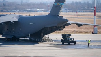 Tenaganya dihasilkan dari 4 mesin Pratt & Whitney F117-PW-100 turbofan. Adapun ukuran kargonya sangat luas, sepanjang 27 meter dan selebar 5,5 meter, dengan tinggi 3,76 meter. Foto: Getty Images