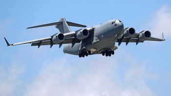Boeing C-17 Globemaster III merupakan pesawat militer Amerika Serikat (AS) yang sempat menghebohkan warga ketika melintasi langit Bali untuk mengantarkan barang-barang delegasi Amerika Serikat. Pesawat ini awalnya dikembangkan khusus untuk Angkatan Udara AS dari tahun 1980-an sampai awal tahun 1990-an oleh McDonnell Douglas/Boeing. Foto: Getty Images